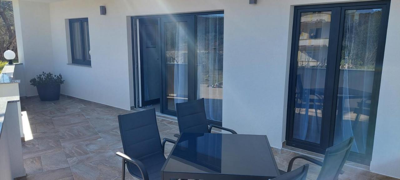 Holiday Apartments Cecilija Supetarska Draga Ngoại thất bức ảnh