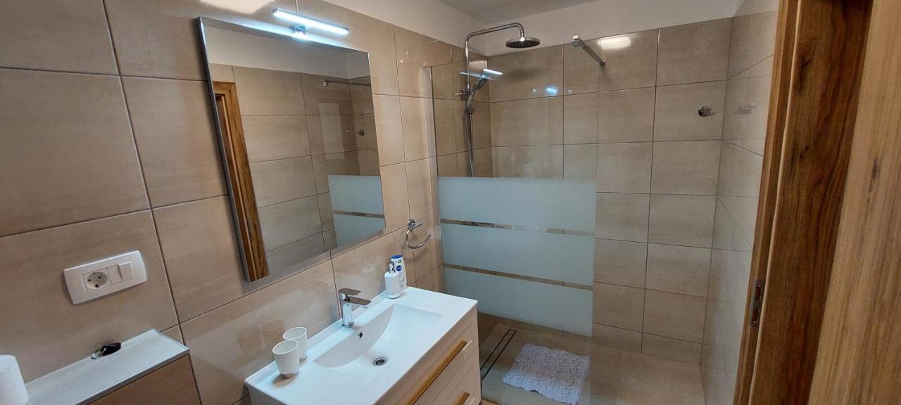 Holiday Apartments Cecilija Supetarska Draga Ngoại thất bức ảnh