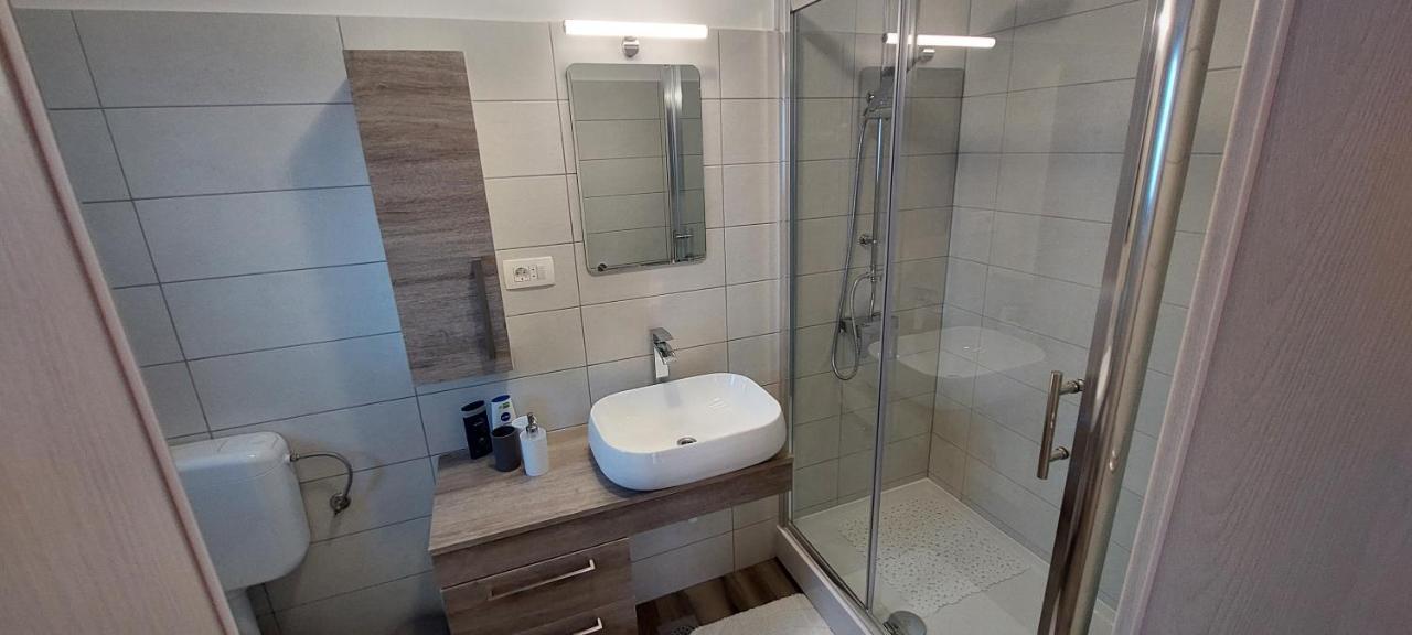 Holiday Apartments Cecilija Supetarska Draga Ngoại thất bức ảnh
