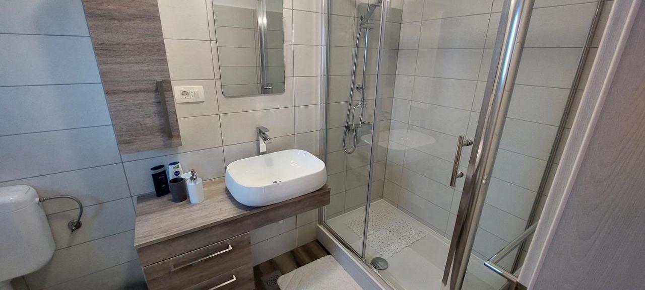 Holiday Apartments Cecilija Supetarska Draga Ngoại thất bức ảnh
